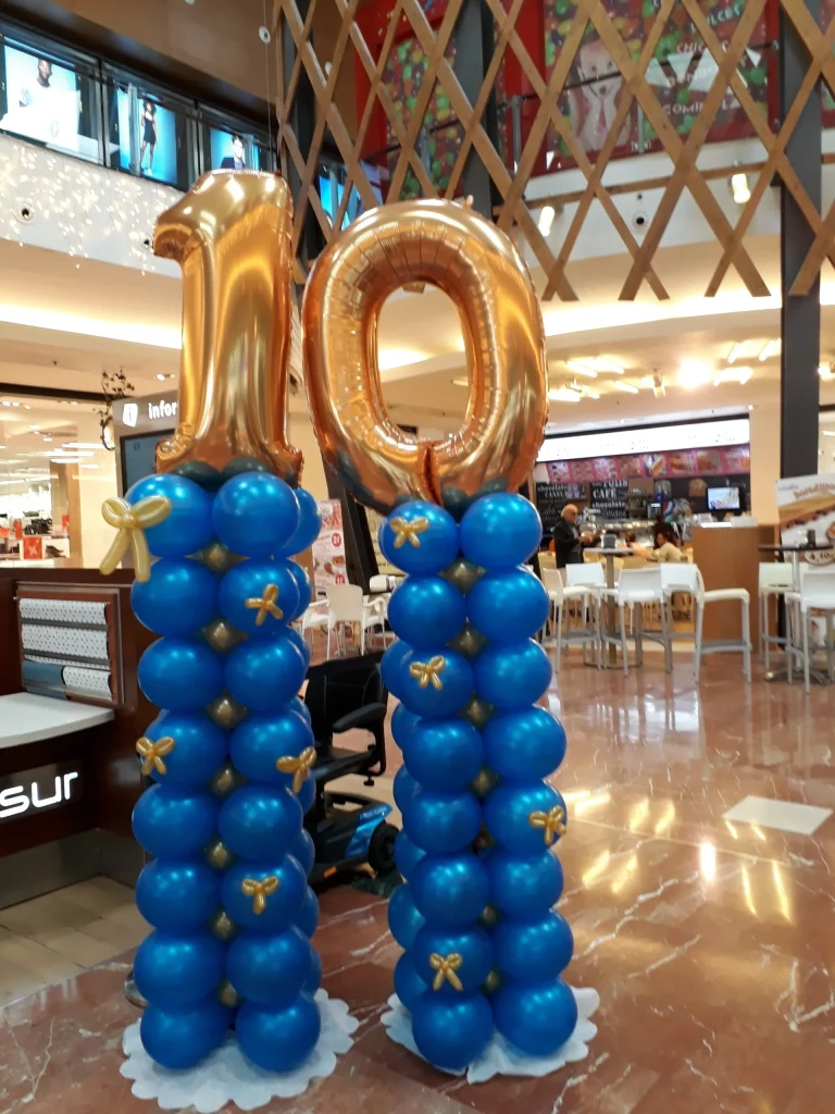Pilares de globos azules con un número 10 hecho de globos.