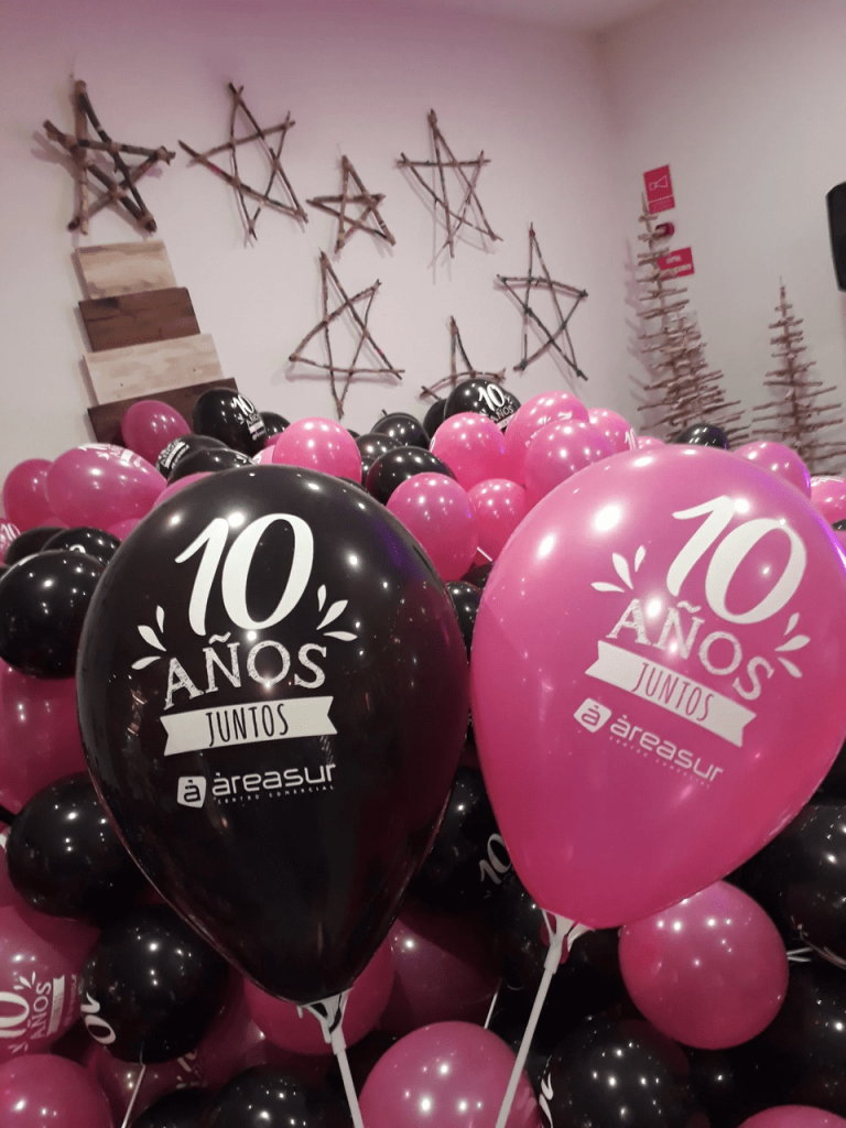 Globos conmemorativos de aniversario en negro y rosa con el texto "10 años juntos